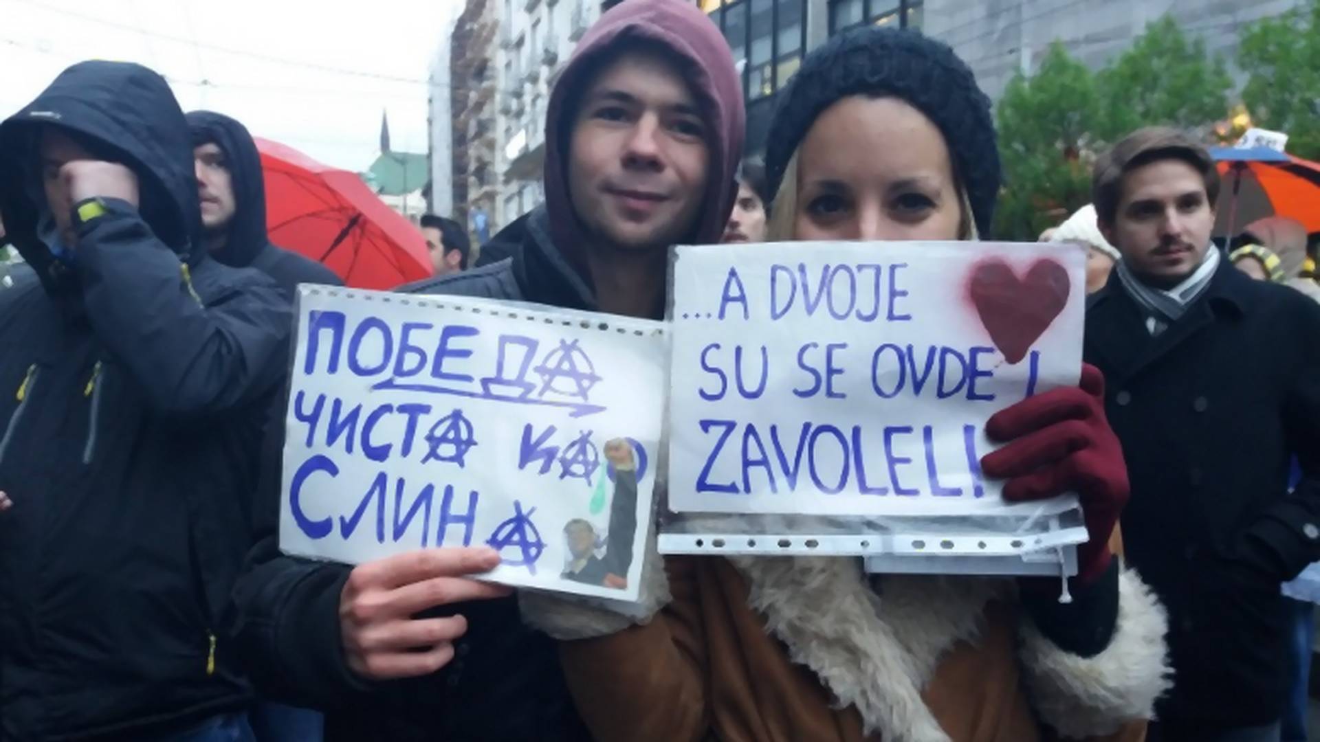 "A dvoje su se ovde i zavoleli": Priča iza najljubavnijeg transparenta na protestu