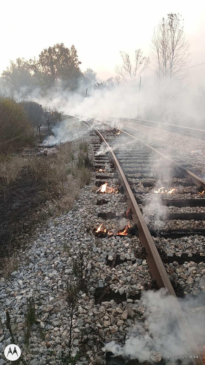 Požar kraj pruge u Brusniku