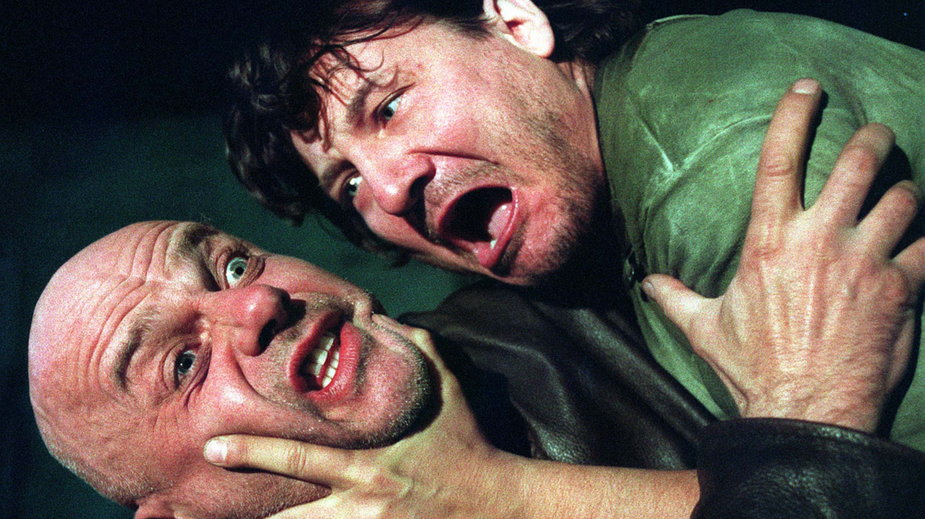 Robert Więckiewicz (z prawej) i Krzysztof Bauman w spektaklu "Zbombardowani" w reżyserii Pawła Włodzińskiego, październik  1999 r. 