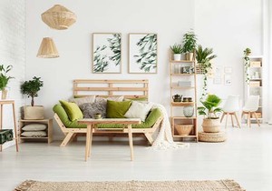 dnevna-soba-moderan-drveni-namestaj-slike-zeleno-bilje