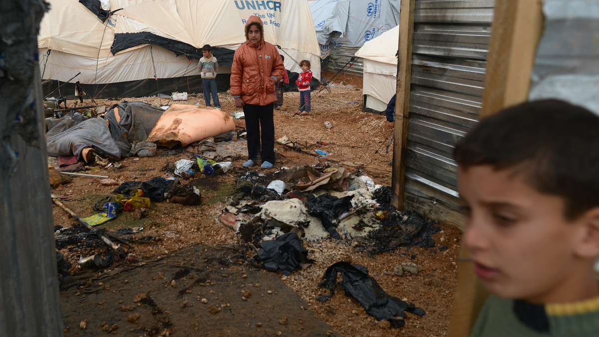 Przez prawie trzy lata wojna domowa w Syrii spustoszyła kraj i uaktywniła przemoc na ogromną skalę. Ponad 120 tys. osób zginęło, a prawie 5 mln zostało przesiedlonych. Od momentu otwarcia w lipcu 2012 roku obozu dla uchodźców Za'atari, znalazło w nim schronienie ponad 120 tys. Syryjczyków.