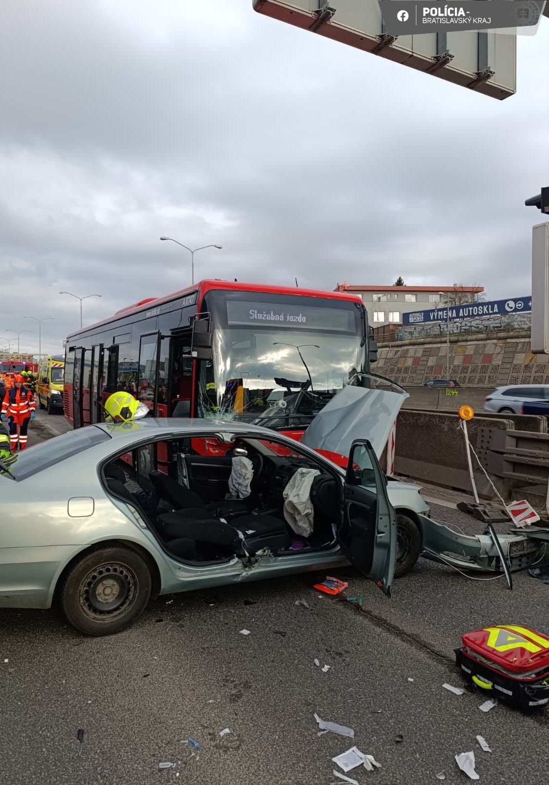 Zrážka s autobusom uväznila vodiča v aute na vjazde do Bratislavy. 