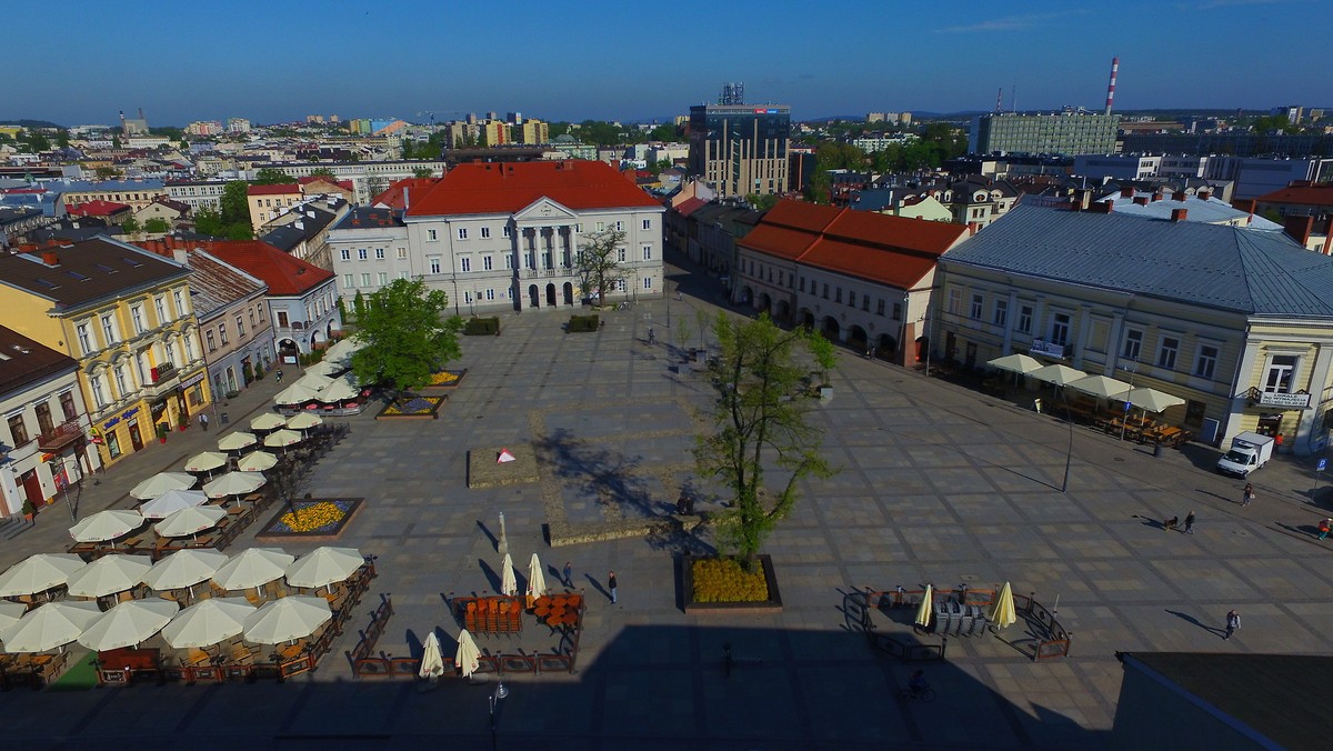 W najbliższy czwartek zarząd świętokrzyskiego oddziału Młodej Prawicy organizuje w Kielcach debatę dotyczącą życia młodzieży w stolicy regionu. Wezmą w niej udział przedstawiciele młodzieżówek praktycznie wszystkich partii, które dziś zasiadają w Sejmie RP. Organizatorzy spotkania liczą też na aktywny udział publiczności.