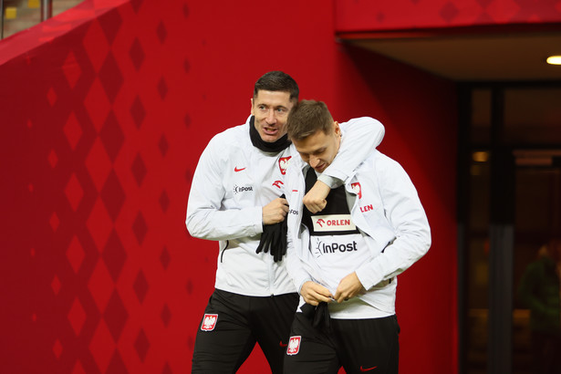 Piłkarze reprezentacji Polski Robert Lewandowski (L) i Przemysław Frankowski (P) podczas treningu kadry w Warszawie. Polacy przygotowują się do meczu towarzyskiego z Łotwą