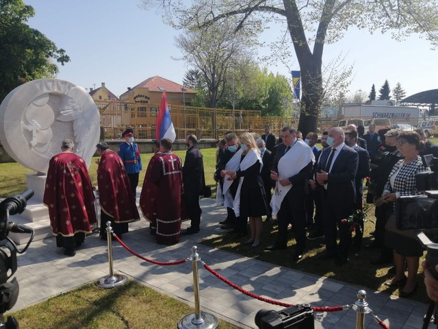 Otkrivanje spomenika u Gradiški 