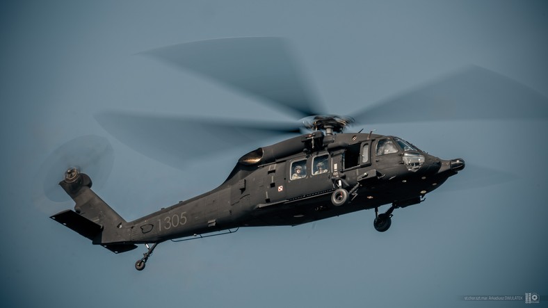 Należący do JW GROM śmigłowiec wielozadaniowy S-70i Black Hawk. Widoczna z przodu kopułka to radar pogodowo-nawigacyjny.