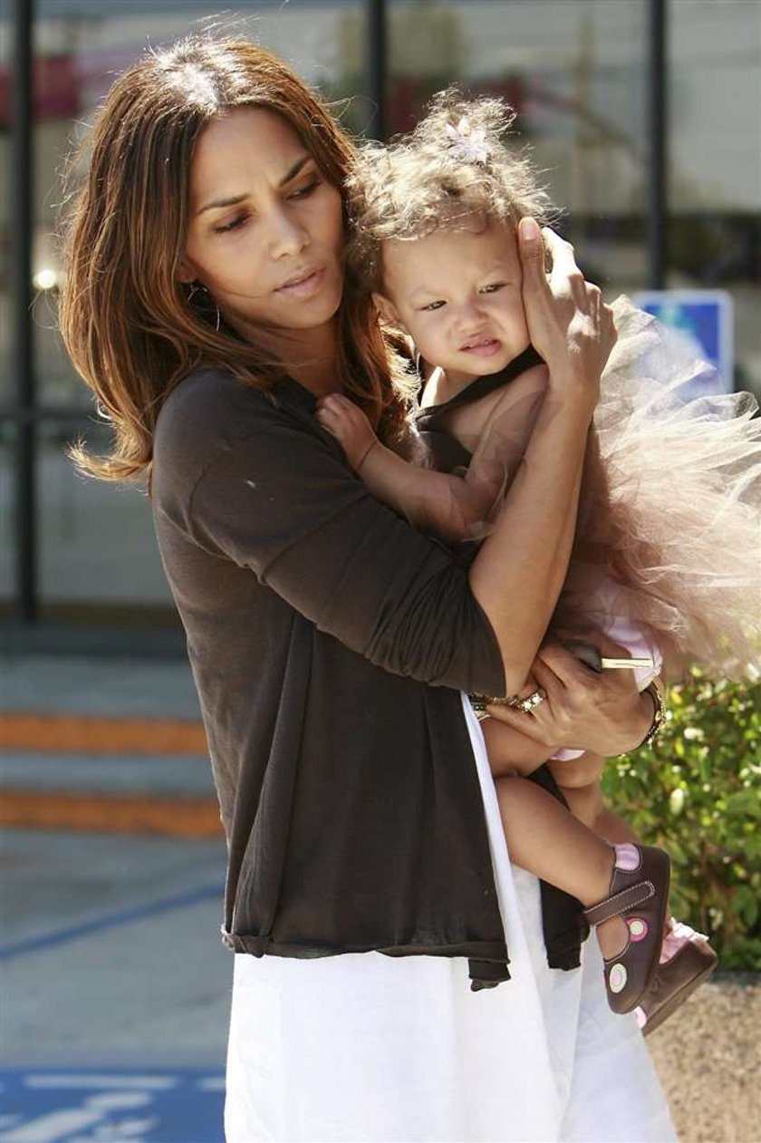 Halle Berry ma kłopot z ojcem swojej córeczki. Halle Berry nie może poznać córeczki z Olivierem Martinezem