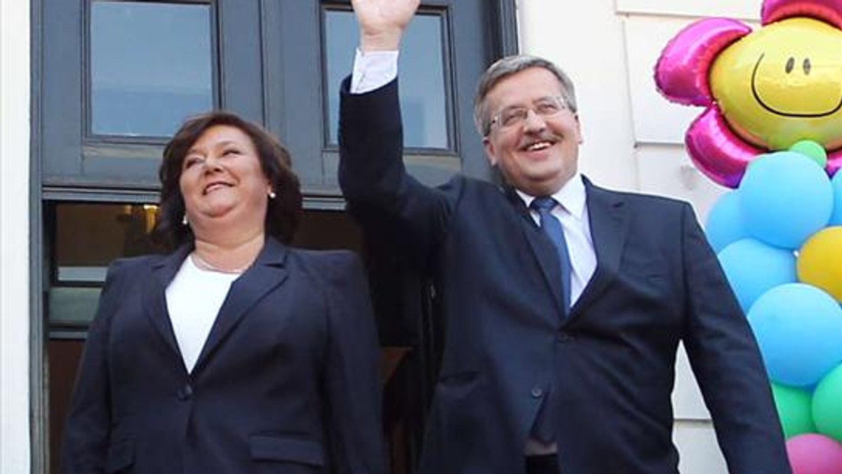 Prezydent Bronisław Komorowski i jego żona Anna zawsze prezentują się elegancko i ubiorem nie ustępują parom prezydenckim największych mocarstw. Kiedy się reprezentuje blisko 40-milionowy kraj, to jednak trzeba dobrze wyglądać! Nie tylko więc premier Donald Tusk razem z żoną noszą stroje kupione za pieniądze podatników. Płacimy także za garnitury i garsonki dla pierwszej pary. W 2011 roku z państwowej kasy na stroje wydano na to 52 tysiące złotych. Dużo? Ale nie ma wstydu!