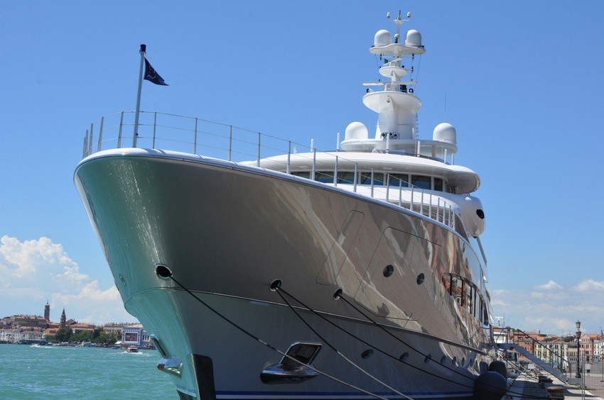 Superjahta "Majanska kraljica IV"