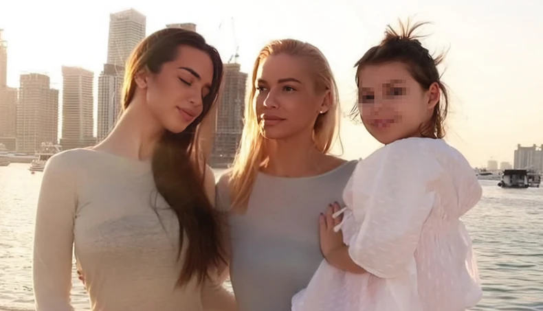 Nataša Bekvalac sa ćerkama