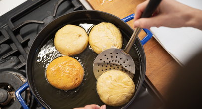 Smażą pączki w domu, potem je sprzedają. Coś mocno zaskakuje