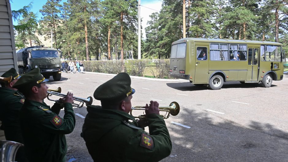 Pożegnanie rosyjskich poborowych, powołanych do wojska w ramach mobilizacji, Astrachań, 2023 r.