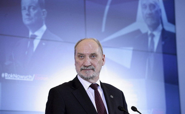 "Macierewicz zafundował sobie właśnie cykl przejażdżek śmigłowcami"