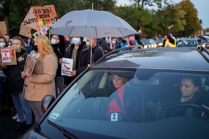 Emocje sięgają zenitu. Masowe protesty po wyroku ws. aborcji kontra apel premiera