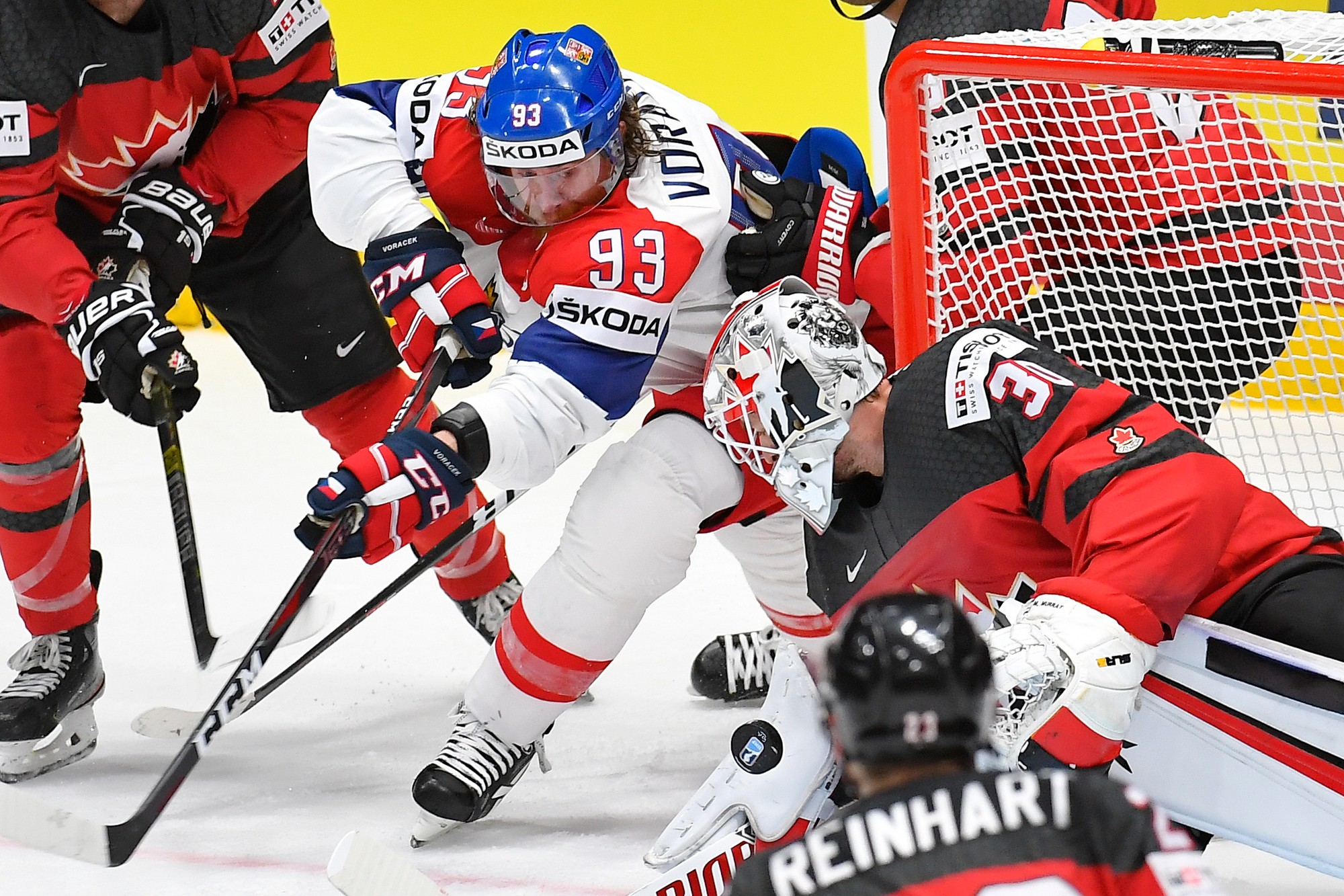 Na snímke brankár Matt Murray (Kanada) a Jakub Voráček (Česko).