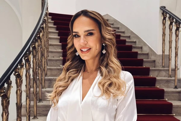 Marijana Mateus posetila zadužbinu Miodraga Kostića: Od jednostavne bele košulje i crne suknje napravila magiju