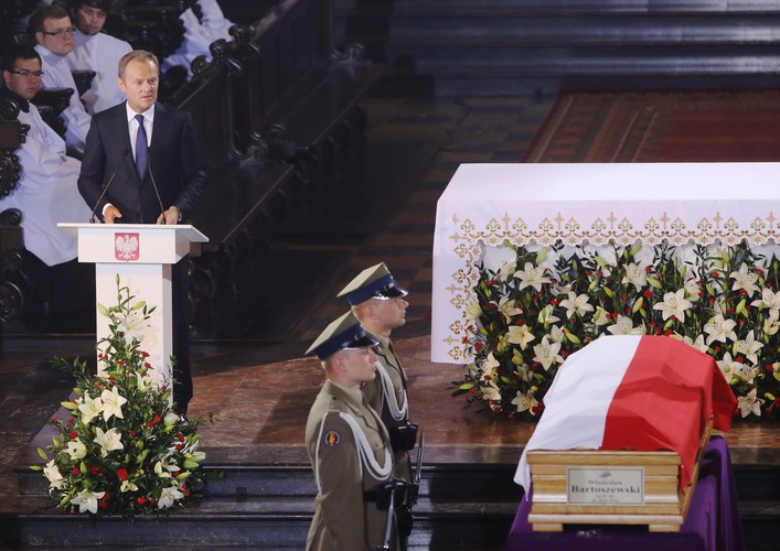 Uroczystości pogrzebowe profesora Władysława Bartoszewskiego. Szef Rady Europejskiej Donald Tusk (L), przemawia podczas mszy żałobnej w Bazylice Archikatedralnej św. Jana Chrzciciela w Warszawie