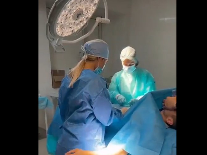 Pacijent na operacionom stolu dodiruje i stiska doktorku za zadnjicu