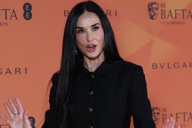 Haljinu Demi Mur sinoć je bilo NEPRIJATNO GLEDATI - gore GLADAC, dole JADAC: Ovakav PROMAŠAJ nismo videli skoro sa njene strane - a onda joj je došla i POLUGOLA ĆERKA