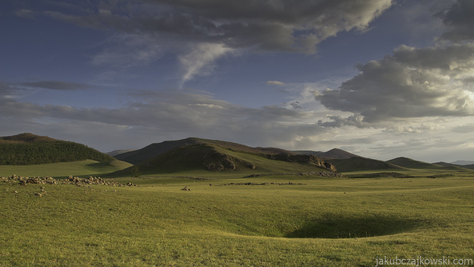 Mongolia, niedaleko wodospadu Orkhon. Duża przejrzystość powietrza sprawia, że nawet znacznie oddalone szczyty wydają sie być w zasięgu ręki.