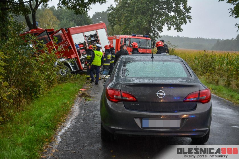 Strażacy jechali na pomoc, trafili do szpitala