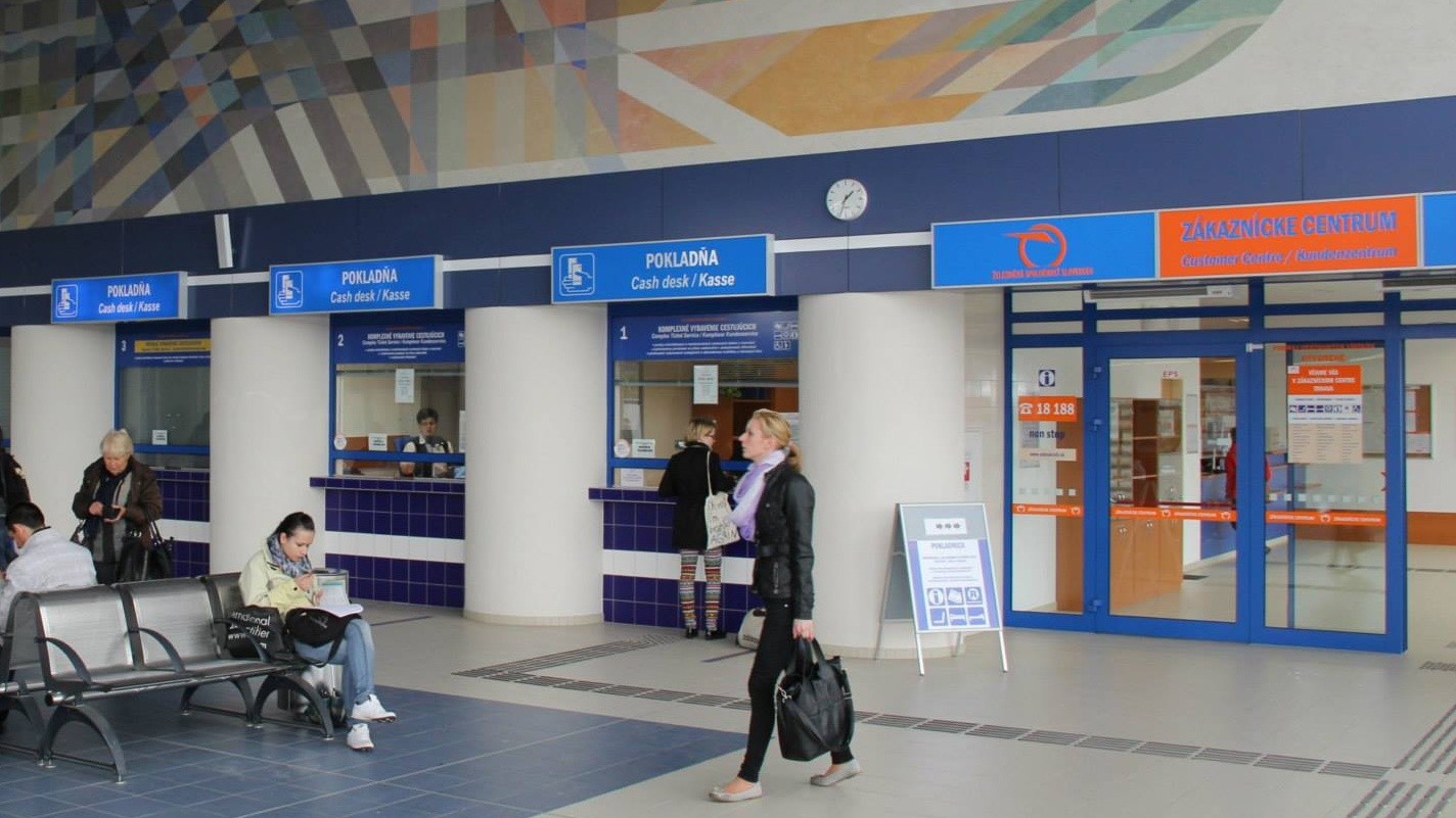 Lístky na vlak od ZSSK? Namiesto vlastných pracovníkov by ich mohli predávať obchodíky