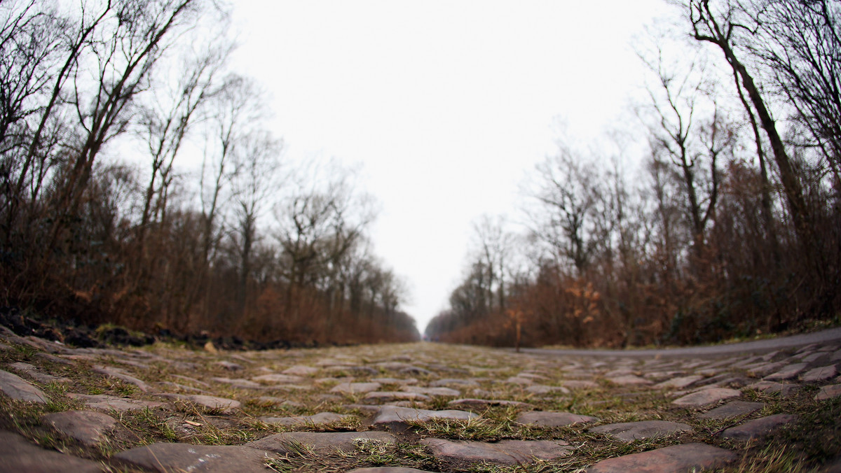 Rano przed Paris-Roubaix znasz tylko swoich kolegów z zespołu. Twarze nie wyrażają żadnych emocji. Nie rozmawiamy ze sobą. To jest wojna – powiedział kiedyś o tym wyścigu jeden z kolarzy. W niedzielę „wojna”, czyli legendarny wyścig Paryż – Roubaix rozpocznie się po raz 113.