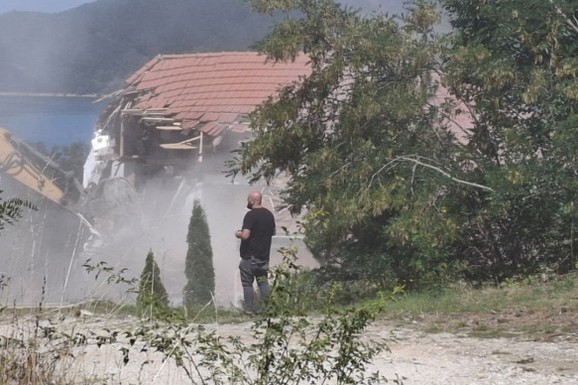 (VIDEO) SRUŠEN MOTEL "JEZERO" NA GAZIVODAMA! Sudski postupak u toku, oglasila se kancelarija za KiM: "Kurtijeva politika je DEVASTACIJA svega srpskog na Kosovu"