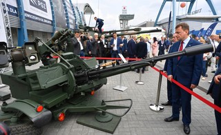 Macierewicz obiecuje, Błaszczak nie kupuje