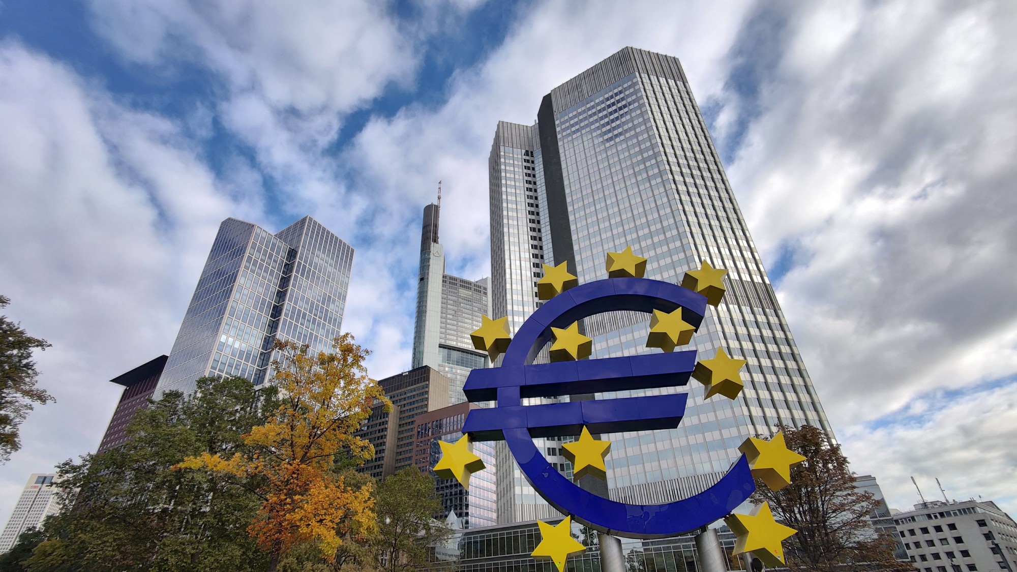 Koniec vyčkávania na nižšie úroky: ECB po júnovom zvýšení sadzieb o 0,25 bodu nateraz stlačila pauzu, no dvere pre jesenné zdražovanie peňazí zostávajú otvorené.