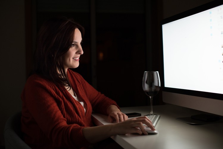 <strong>2. Jaki jest koszt „darmowej” usługi?<strong><br /><br />

Rejestracja, tworzenie konta lub dołączanie do serwisu są najczęściej darmowe. Wszystko inne, (zazwyczaj) wymaga opłaty. Spodobało Ci się próbne członkostwo? Musisz wiedzieć, że prawie zawsze przekształca się ono automatycznie w płatne. Portale prześcigają się w różnego rodzaju opcjach „Premium”, dających poza prestiżem dostęp do dodatkowych możliwości, nieosiągalnych dla użytkowników korzystających z darmowego profilu. Za konto z zaawansowanymi funkcjami zapłacisz kilkaset złotych rocznie. Zapoznaj się wcześniej z informacją o cenach i jakie konkretnie usługi są w nie wliczone. <br /><br />

Przykład:
Pewien serwis zarejestrowany w Luksemburgu prężnie działa na terenie Polski powiększając grono niezadowolonych konsumentów. Bezpłatnie się w nim zarejestrujesz i otrzymasz propozycje kontaktów. Chcąc jednak zarządzać przekazanymi propozycjami (np. wysyłać odpowiedzi) przenosisz się na inny poziom tzw. Premium i po prostu płacisz. W regulaminie portalu czytamy jednak, że wszystkie usługi są zasadniczo bezpłatne. Słowo zasadniczo, ma tutaj zasadniczo niejasne znaczenie.  <br /><br />