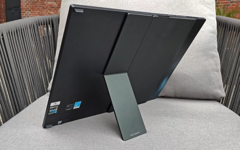Asus Zenbook 17 Fold OLED (UX9702) – tył urządzenia w trybie tabletu z prakcztyną podpórką umożliwjącą jego postawienie