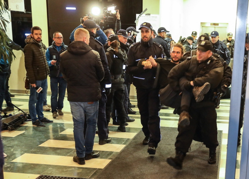 Policja usuwa protestujących przeciw wycince Puszczy Białowieskiej