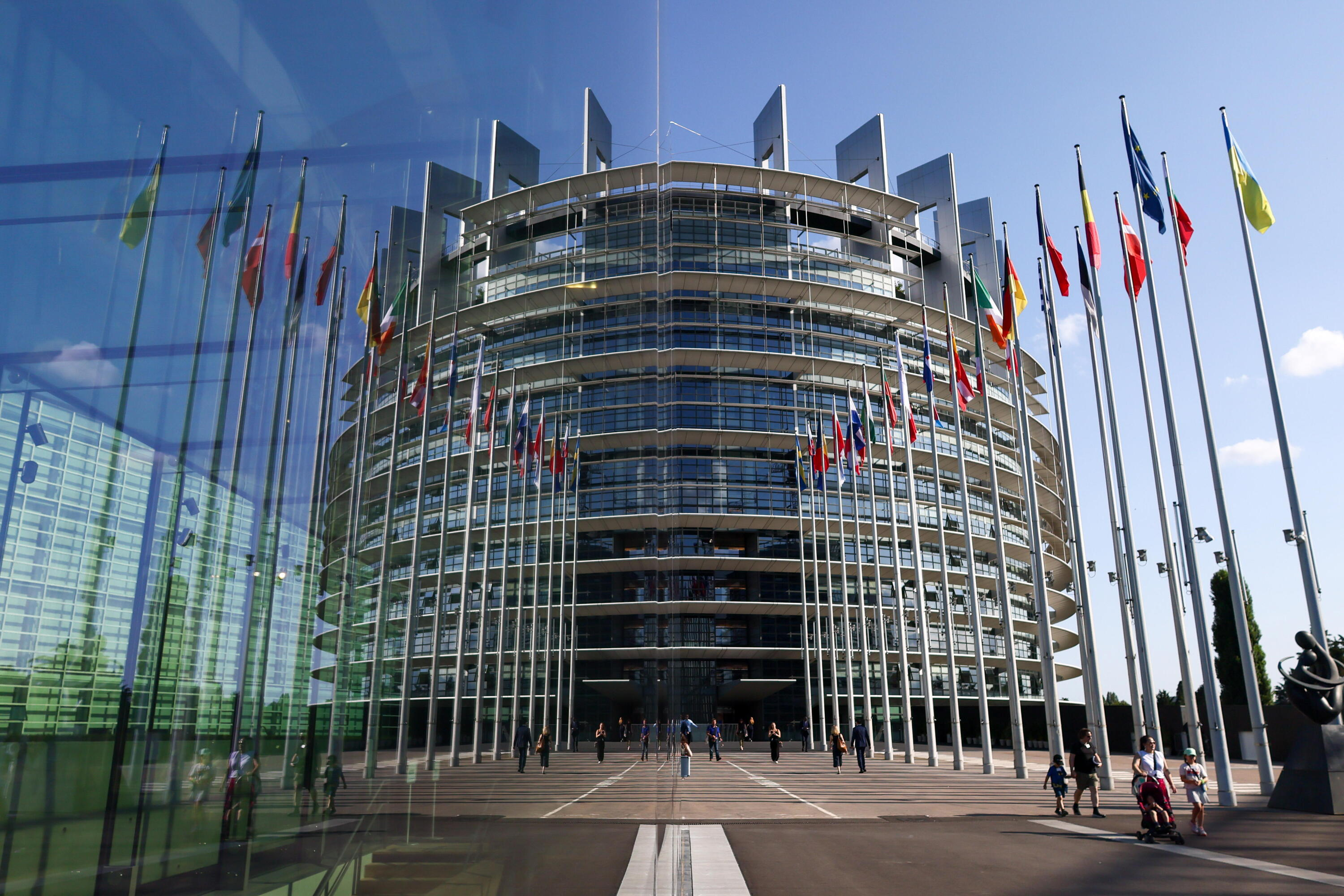 Główne grupy w PE wstrzymują ratyfikację umowy handlowej UE-USA z powodu Trumpa