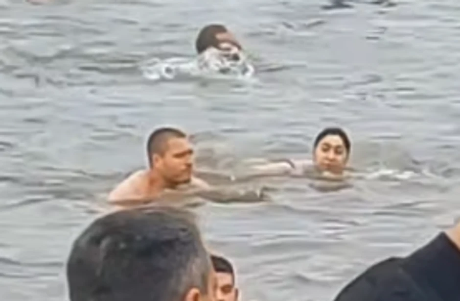 Fitnes liznakinja plivala sa dečkom za Lasni krst