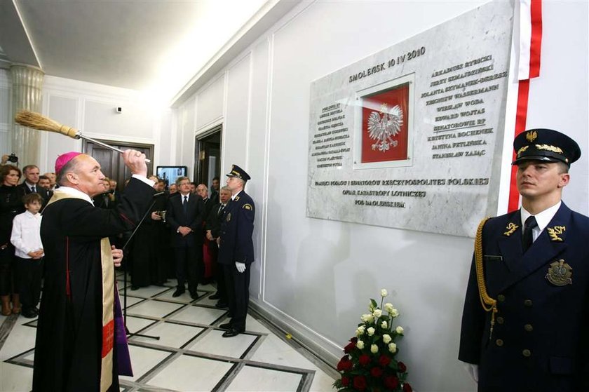 Kaczyński dotknięty. Odsłonili dwie tablice w Sejmie, ale...