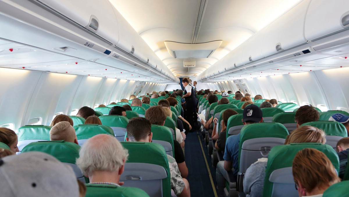 Do incydentu doszło 30 maja na pokładzie samolotu linii Transavia Airlines. Odór jednego z pasażerów samolotu lecącego z Holandii na Wyspy Kanaryjskie powodował u innych omdlenia i wymioty. Pilot postanowił lądować awaryjnie na lotnisku w Faro w Portugalii. Tam pasażer musiał opuścić maszynę.
