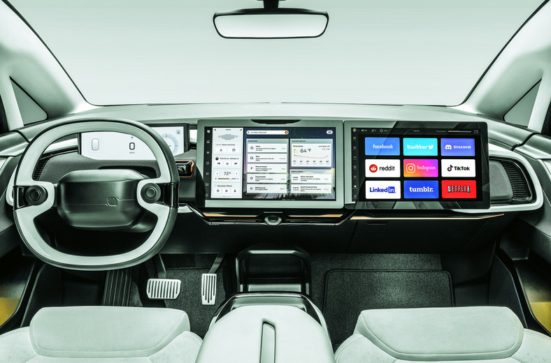 Ekran obok ekranu obok ekranu. W samochodzie można grać w zaawansowane gry i korzystać w pełni z mediów społecznościowych.