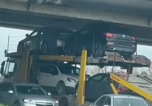 Zaglavljen kamion za prevoz automobila