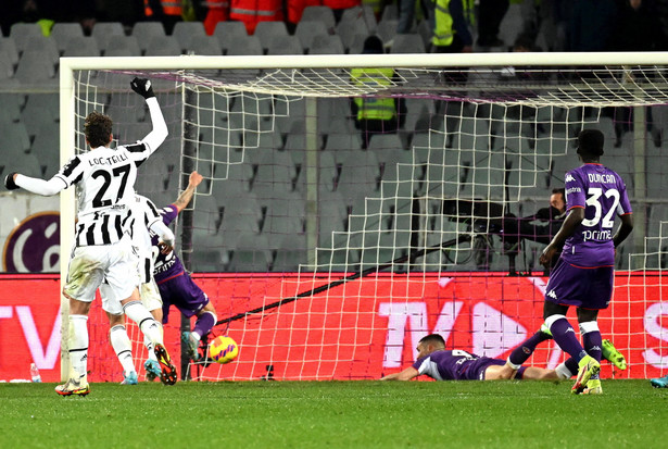 Piłkarz Fiorentiny Lorenzo Venuti (L) strzelający gola samobójczego podczas meczu z Juventusem w półfinale Pucharu Włoch