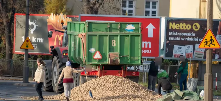 Mieszkańcy zamiast do sklepu wyszli na drogę. Zaczęło się od przyczepy