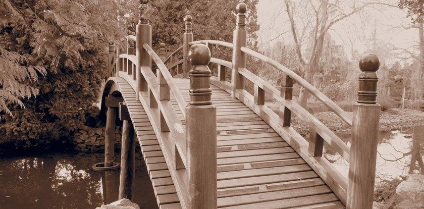 Mostek w Ogrodzie Japońskim już po remoncie