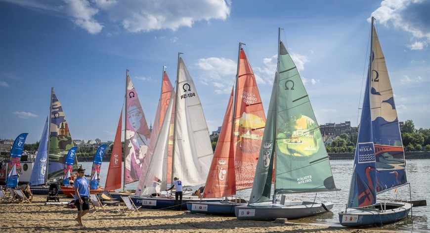 Na Plaży Rusałka na praskim brzegu Wisły, gdzie mieściła się baza zawodów, odbyły się szkolenia na żaglówkach klasy Optimist