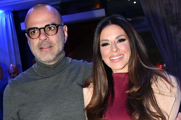 TRAMBOLINA NASRED DNEVNE SOBE Ana Sević se ovako zabavlja sa sinom Simonom, porodična idila raznežila sve: "PETAK U NAŠOJ KUĆI"