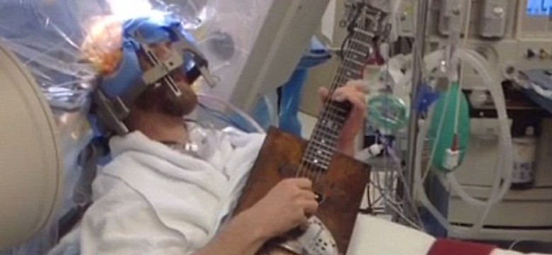 Pacjent grał na gitarze... w czasie operacji. Zobacz WIDEO