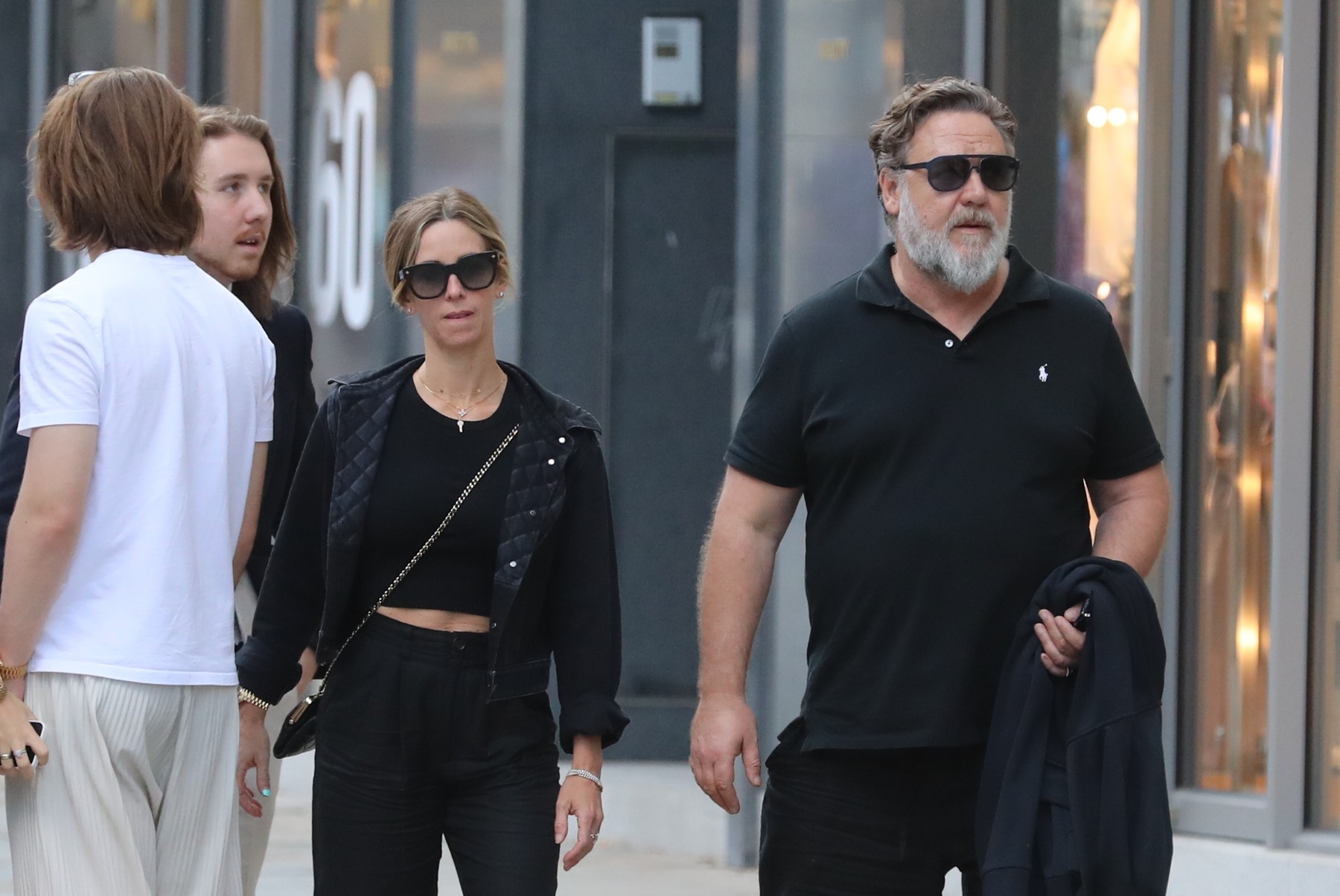 Russell Crowe na prechádzke v Karlových Varoch.