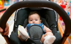 Prof. Wysocki: Chodzenie z niemowlętami do dużych sklepów to skrajna nieodpowiedzialność