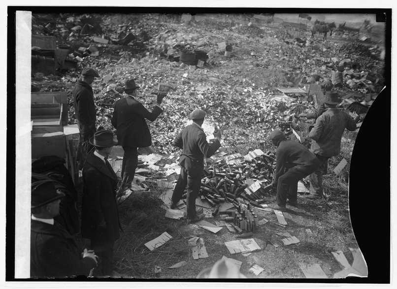 Rozbijanie skonfiskowanych butelek z trunkami (1923, domena publiczna)