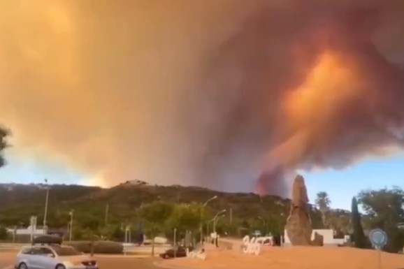 (FOTO, VIDEO) BUKTE POŽARI ŠIROM EVROPE! Apokaliptični prizori iz popularnog letovališta: Oblak crnog dima PREKRIO NEBO, stotine ljudi evakuisano, izgorele kuće i vrtovi