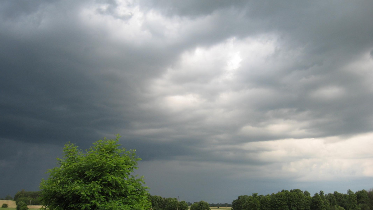 Od synoptyków płyną pogodowe ostrzeżenia; silne burze zapowiadane są na obszarze województwa małopolskiego - według nich już wkrótce będzie silnie wiało i padało. Na Śląsku trwa sprzątanie po nawałnicach, jakie nad regionem przeszły w nocy - informuje RMF FM.